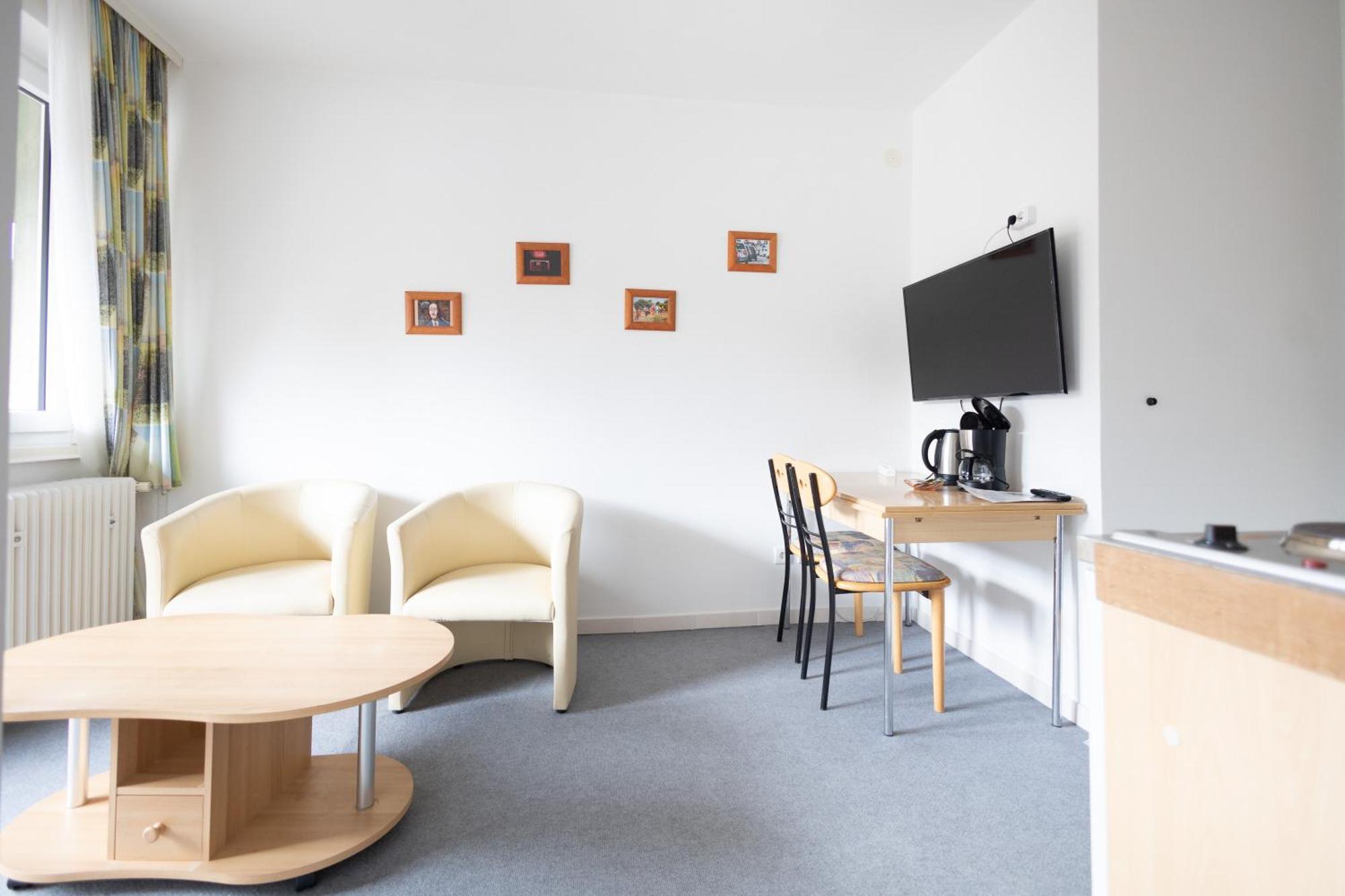 Apartmenthaus Am Waldrand- Kueche - Fruehstueck - Balkon 빌데만 외부 사진